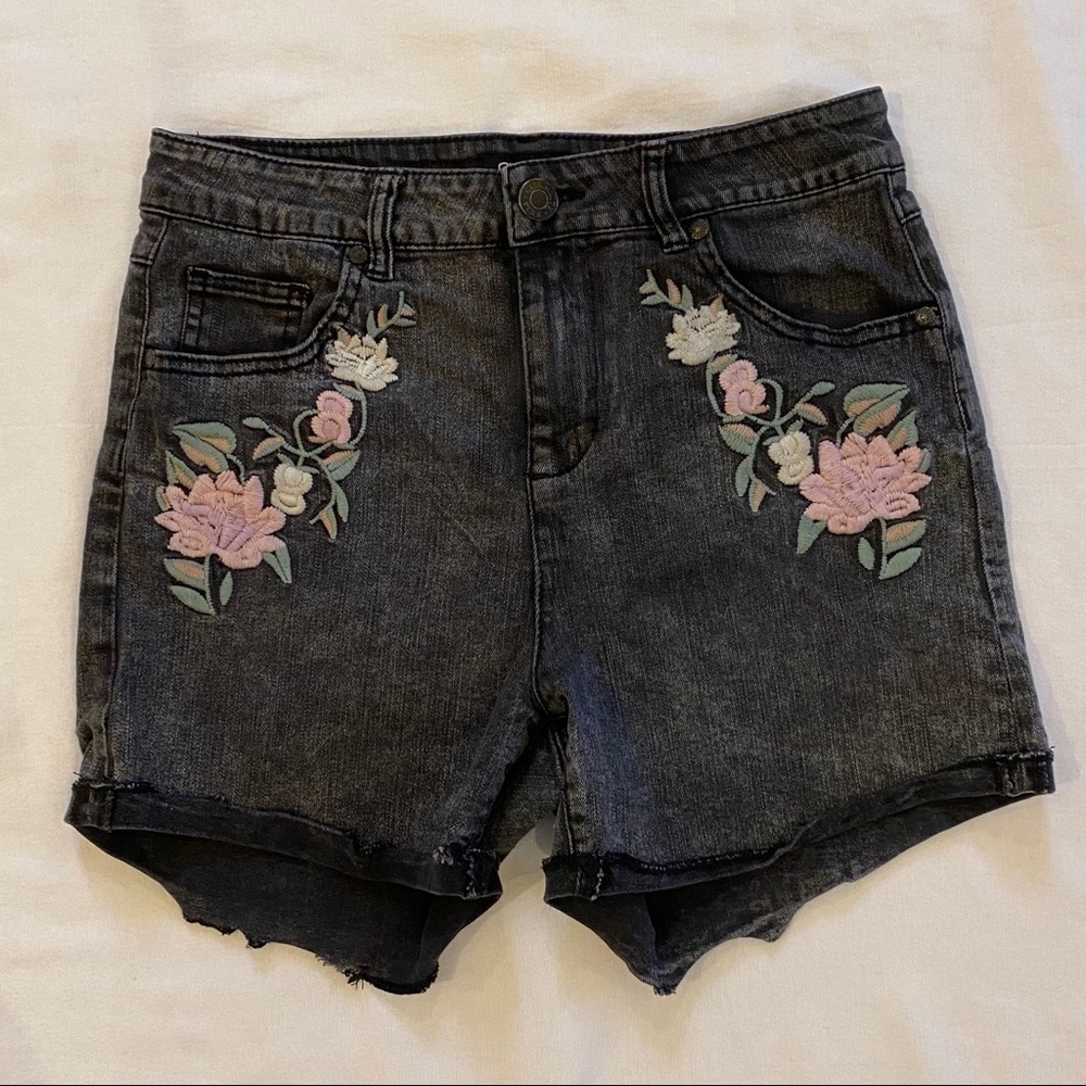CELEBRITY PINK Dark Gray High-Waist Floral Embroidery Stretch Jean Shorts Size 9